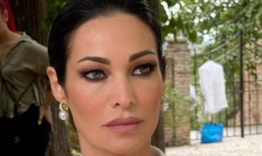 ''E’ stato squallidissimo'': Manuela Arcuri parla dell’amica che ha tentato di rubarle il marito durante la crisi - Gossip.it