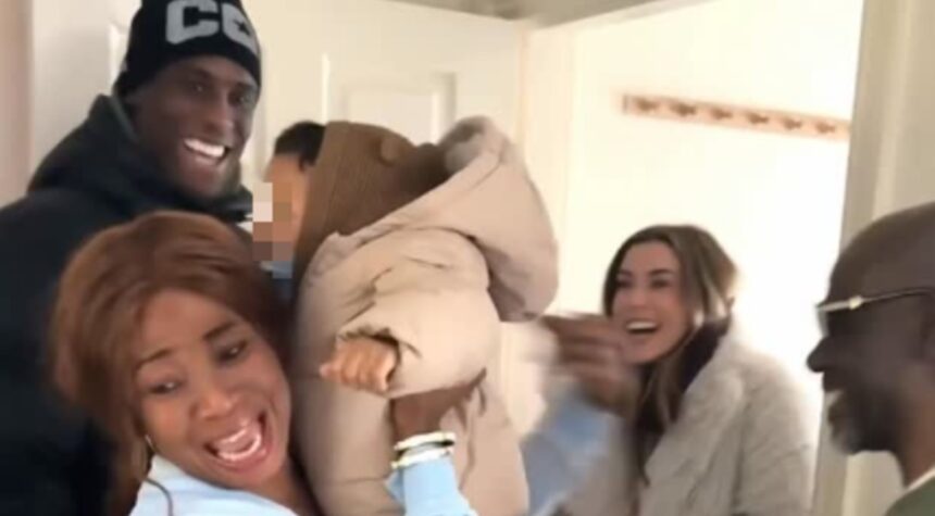 Enock Barwuah, il fratello minore di Balotelli, rivede i genitori dopo tanto tempo: le immagini della sorpresa - Gossip.it