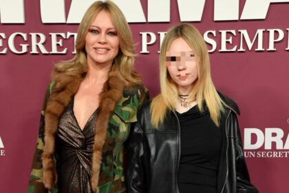 Anna Falchi porta la figlia 15enne Alyssa sul red carpet della première di The Drama a Roma: guarda - Gossip.it