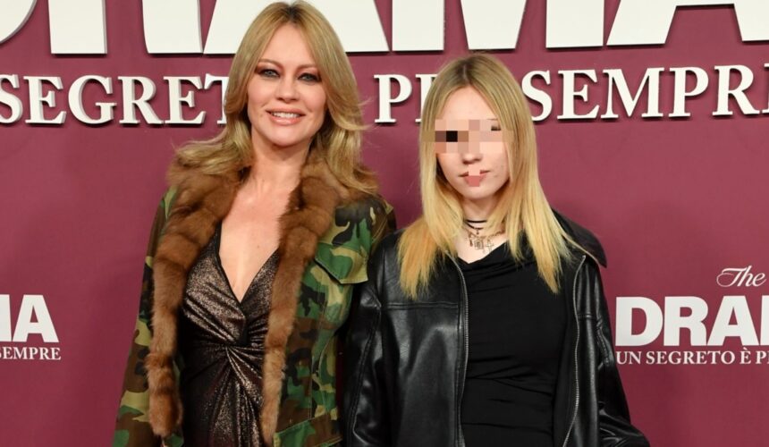 Anna Falchi porta la figlia 15enne Alyssa sul red carpet della première di The Drama a Roma: guarda - Gossip.it