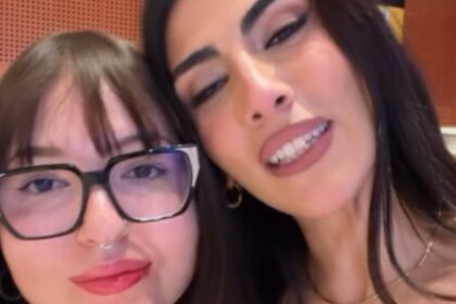Giulia Salemi va alla prima a teatro a Milano e ritrova per puro caso la sorella adottiva Nausika: guarda - Gossip.it