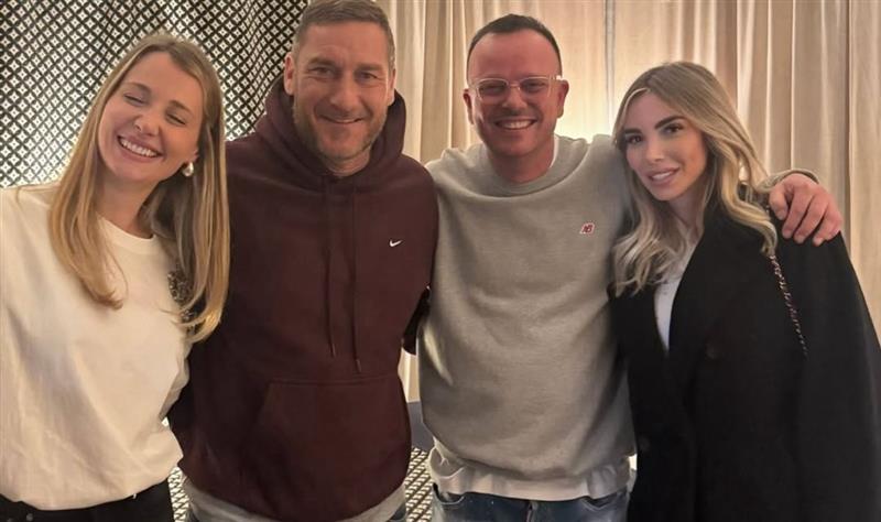 Francesco Totti con Noemi Bocchi insieme a Gigi D'Alessio e la compagna Denise: l'incontro dopo il concerto - Gossip.it