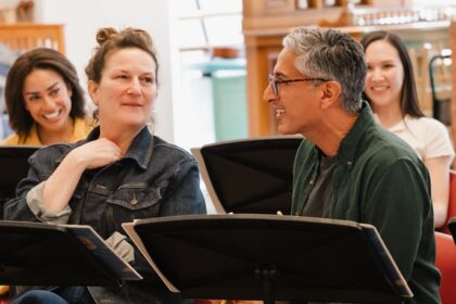 Maulik Pancholy dei 30 Rock si unisce al cast del musical "Schmigadoon" di Broadway; Rivelate le foto delle prove!