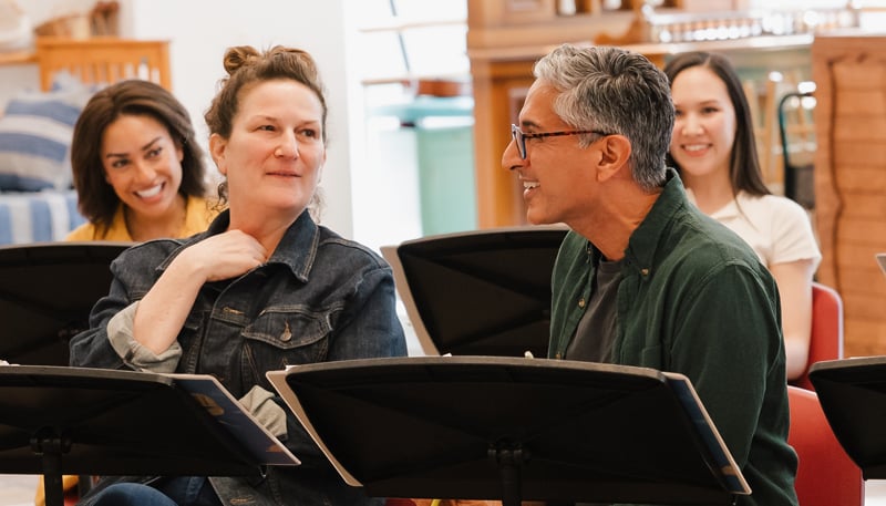 Maulik Pancholy dei 30 Rock si unisce al cast del musical "Schmigadoon" di Broadway; Rivelate le foto delle prove!