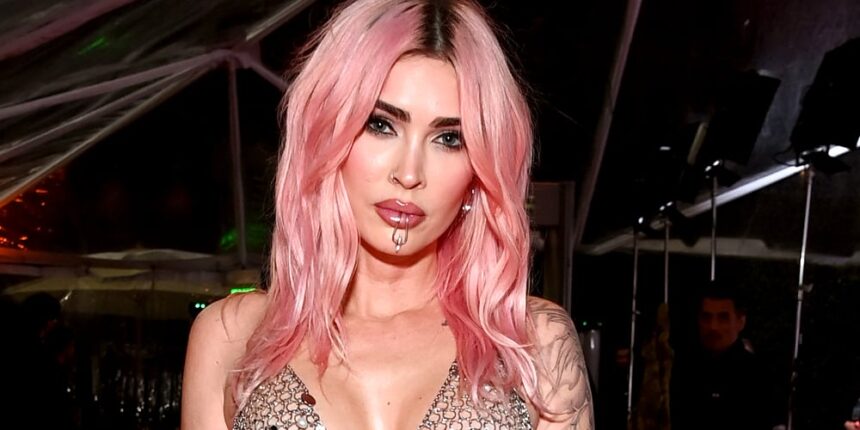 Megan Fox torna su Instagram con una serie di foto audaci, MGK lascia un commento civettuolo