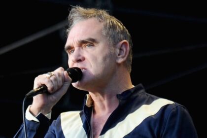 Morrissey annulla il concerto in Spagna a causa della "privazione del sonno", accusa l'hotel di essere un "inferno indescrivibile"