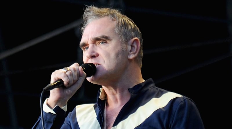 Morrissey annulla il concerto in Spagna a causa della "privazione del sonno", accusa l'hotel di essere un "inferno indescrivibile"