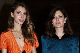 Vittoria Puccini e la figlia 19enne Elena insieme e bellissime alla sfilata evento di Valentino a Roma: foto - Gossip.it