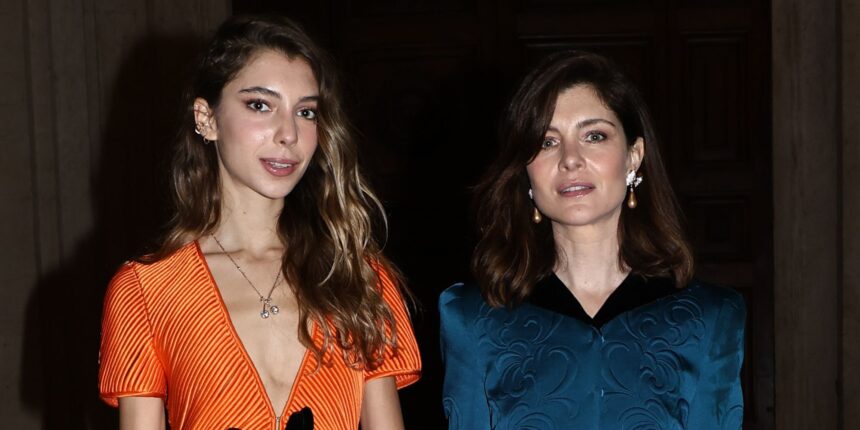 Vittoria Puccini e la figlia 19enne Elena insieme e bellissime alla sfilata evento di Valentino a Roma: foto - Gossip.it