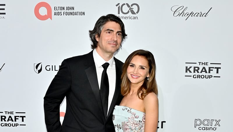 Le star distintive Brandon Routh e Rachael Leigh Cook fanno il loro debutto sul tappeto rosso come coppia!