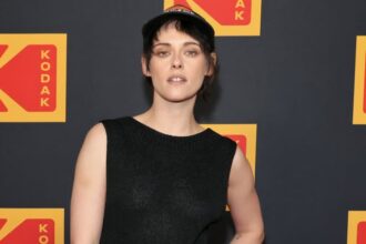Kristen Stewart rende il suo tappeto rosso un po' più casual con un berretto da baseball
