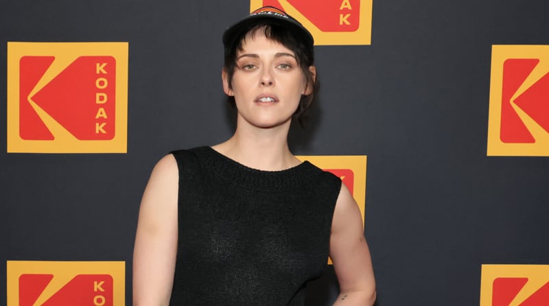Kristen Stewart rende il suo tappeto rosso un po' più casual con un berretto da baseball