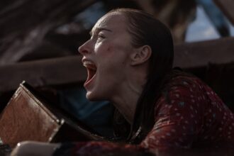 Trailer di "Thrash": Phoebe Dynevor entra in travaglio mentre affronta l'attacco di uno squalo