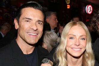 Kelly Ripa e il figlio di Mark Consuelos Joaquin Consuelos Debutto a Broadway: foto