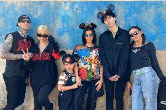 Kourtney Kardashian e Travis Barker Foto di famiglia