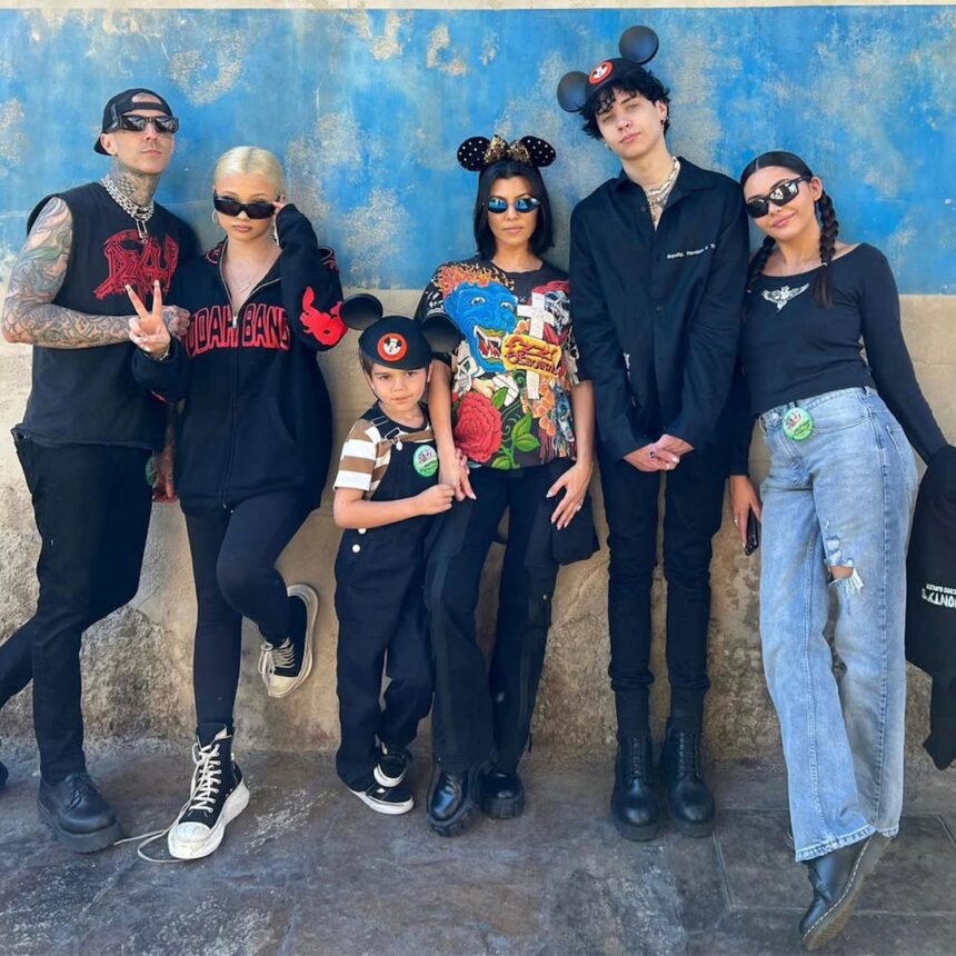 Kourtney Kardashian e Travis Barker Foto di famiglia
