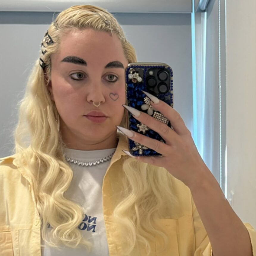 Amanda Bynes sull'ispirazione per la nuova canzone "Girlfriend".