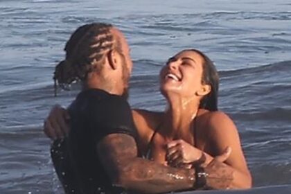 Kim Kardashian e il pilota di F1 Lewis Hamilton baciano le foto sulla spiaggia