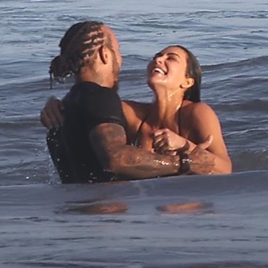 Kim Kardashian e il pilota di F1 Lewis Hamilton baciano le foto sulla spiaggia