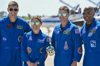 Quando guardare l'equipaggio della NASA andare sulla Luna - Hollywood Life