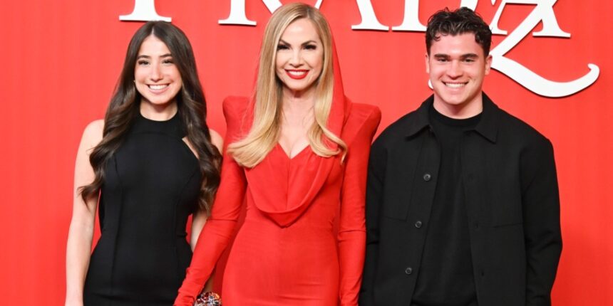 Federica Panicucci con i due figli Sofia e Mattia sul red carpet della prima de ''Il Diavolo veste Prada 2'' a Milano, guarda - Gossip.it