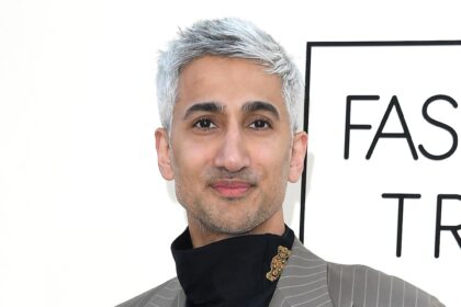 Tan France di Queer Eye ha i capelli castani, senza capelli argentati nel nuovo look