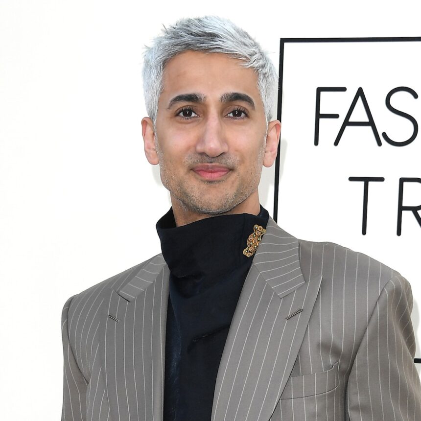 Tan France di Queer Eye ha i capelli castani, senza capelli argentati nel nuovo look