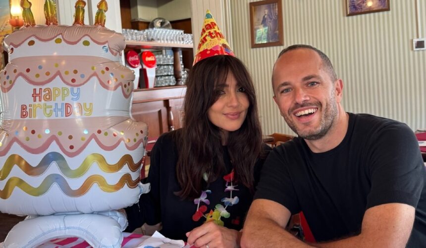 ''L’amore era lì, al mio fianco'': Ambra Angiolini festeggia i 49 anni con Pico Cibelli e i figli a Gardaland: foto - Gossip.it