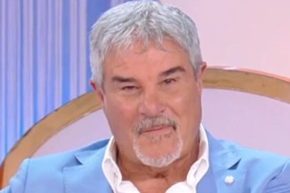 ''Non li uso più'': Pino Insegno in tv rivela il motivo per cui ha abbandonato i social e non torna indietro - Gossip.it