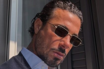 ''Trasformato in un tronista di Uomini e Donne'': Armando Izzo, ex di Raffaella Fico, sbotta dopo il mazzo di rose arrivato all’ex moglie - Gossip.it