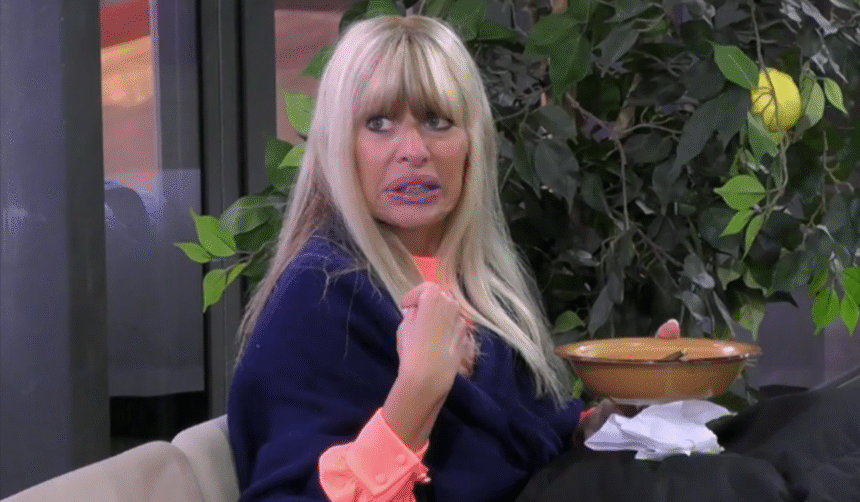 ''Non ce la faccio più'': Alessandra Mussolini litiga con Antonella Elia e piange, vuole abbandonare il GF Vip - Gossip.it