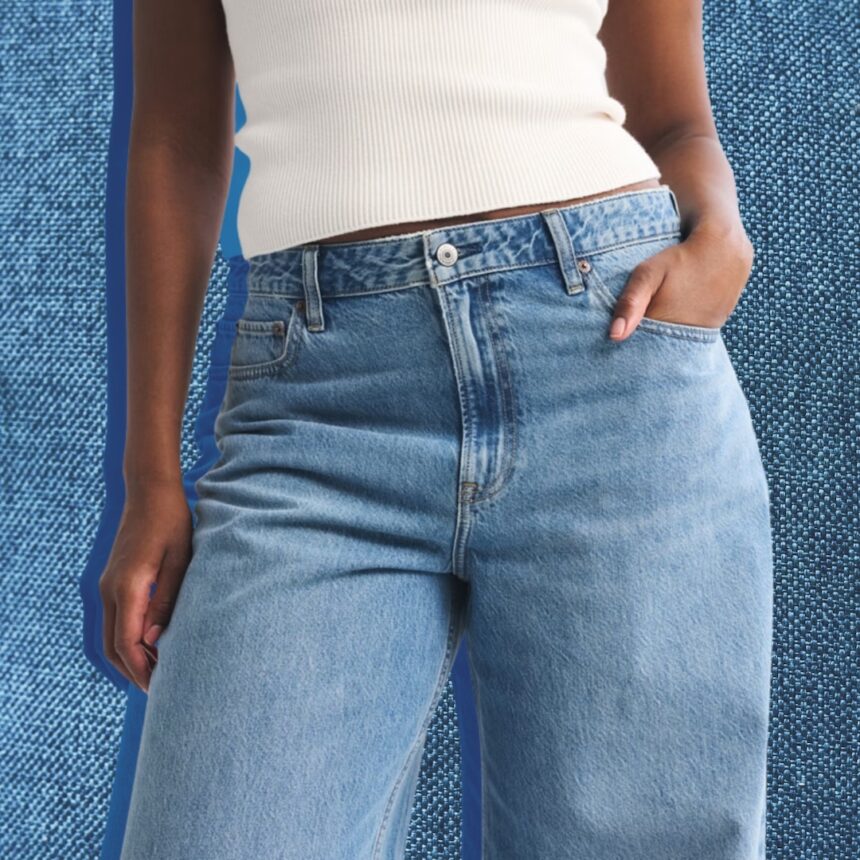 I migliori jeans curvi per donne di taglia media che non lasciano spazi vuoti in vita
