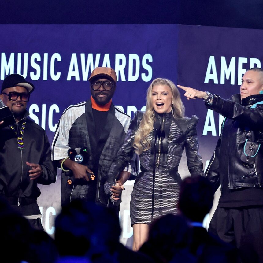 Fergie e Black Eyed Peas si riuniscono per la vittoria della migliore canzone del passato