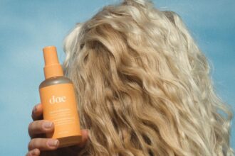 I migliori prodotti per capelli per onde da spiaggia senza sforzo per l'estate, senza acqua salata