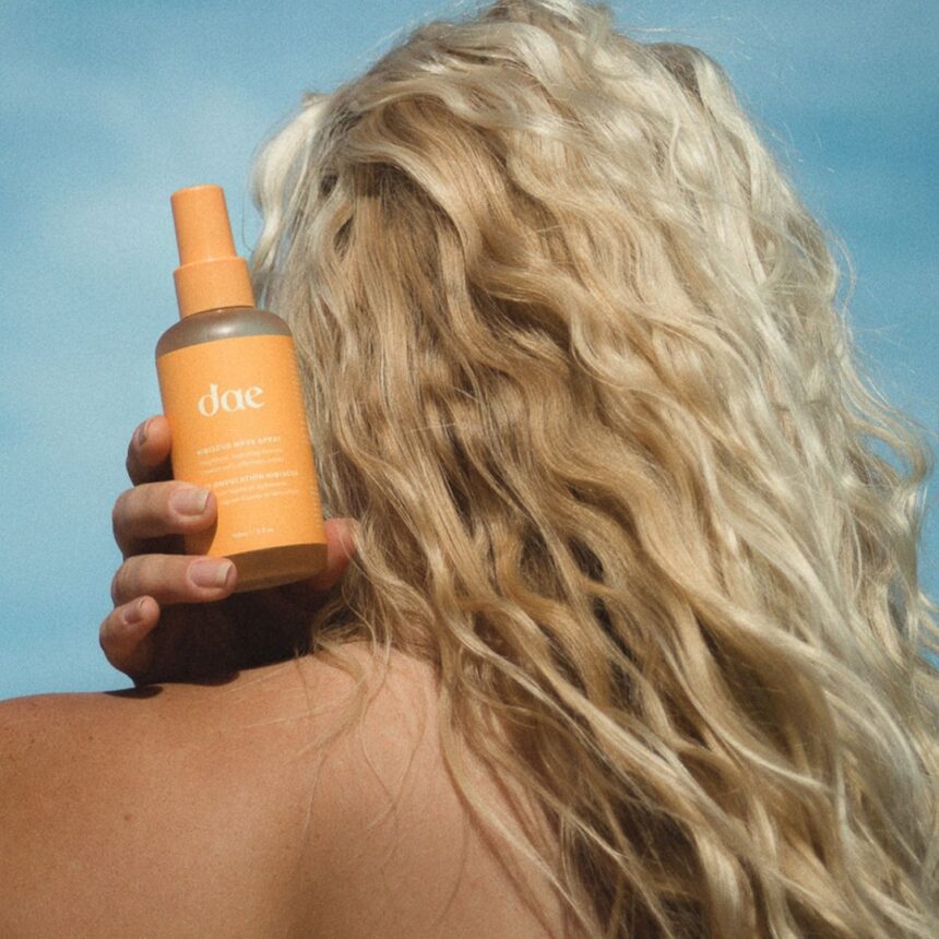 I migliori prodotti per capelli per onde da spiaggia senza sforzo per l'estate, senza acqua salata