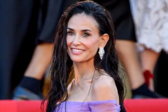 Demi Moore indossa uno spettacolare abito viola al Festival di Cannes
