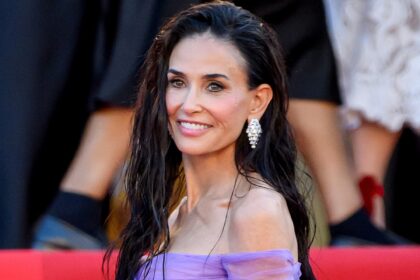 Demi Moore indossa uno spettacolare abito viola al Festival di Cannes
