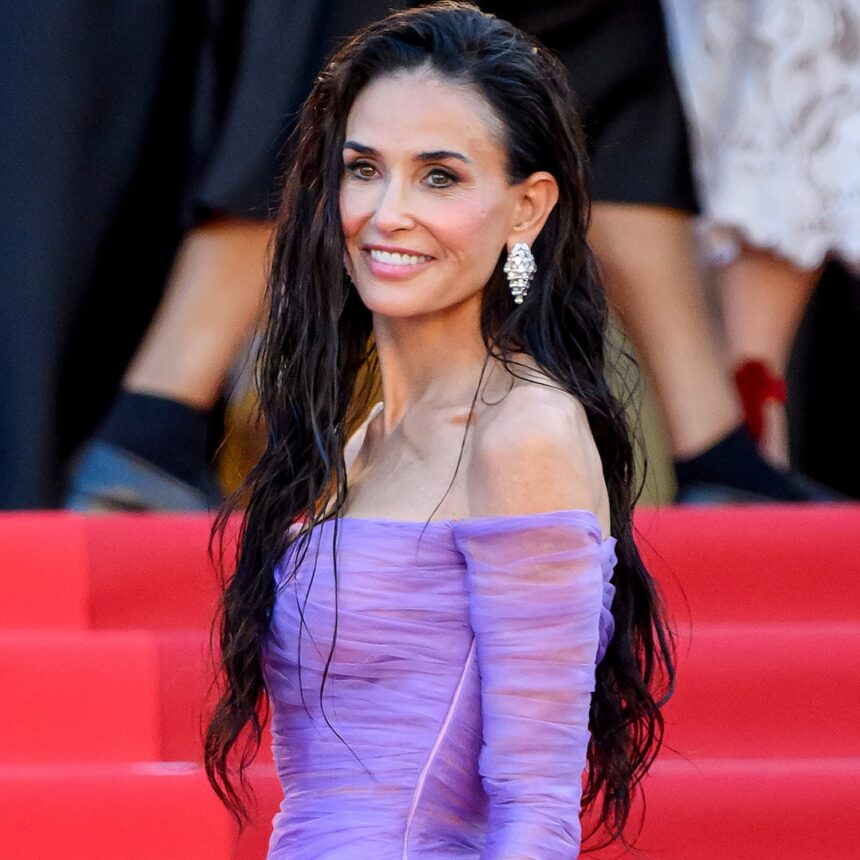 Demi Moore indossa uno spettacolare abito viola al Festival di Cannes