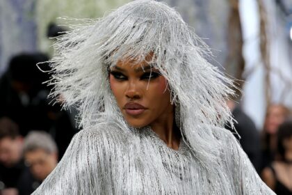 Teyana Taylor con frange argentate dalla testa ai piedi