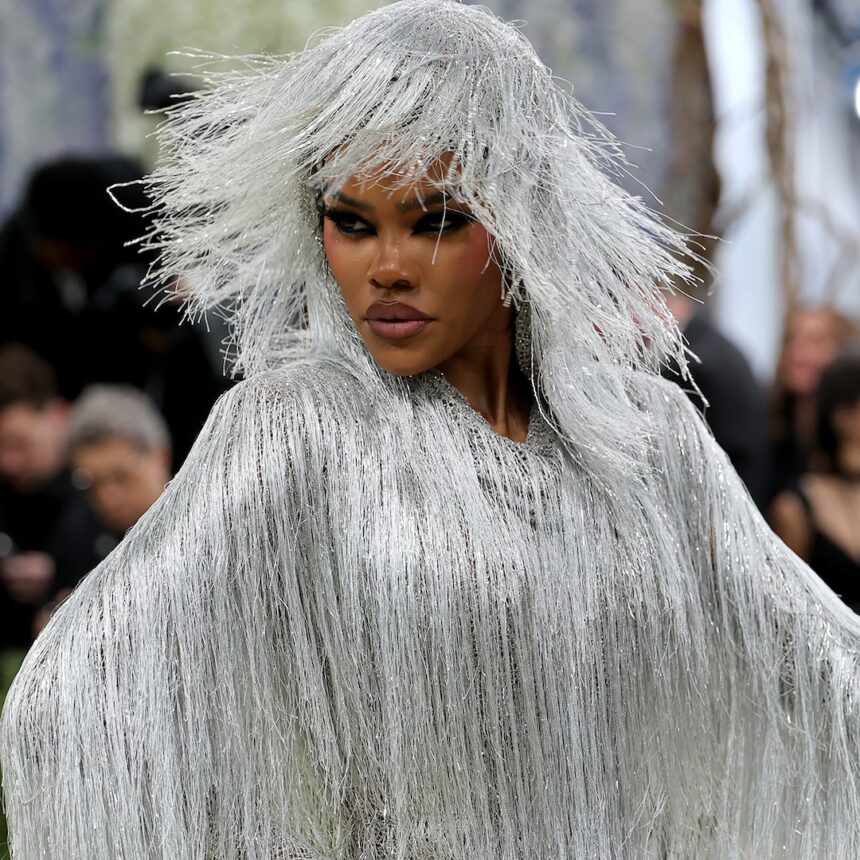 Teyana Taylor con frange argentate dalla testa ai piedi
