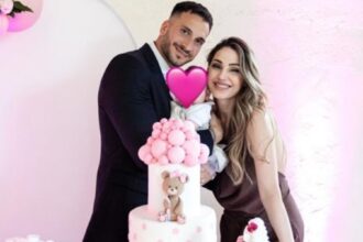 Anna Tatangelo e Giacomo Buttaroni hanno battezzato la figlia Beatrice: festa romantica tra rose, dolci e palloncini, foto - Gossip.it
