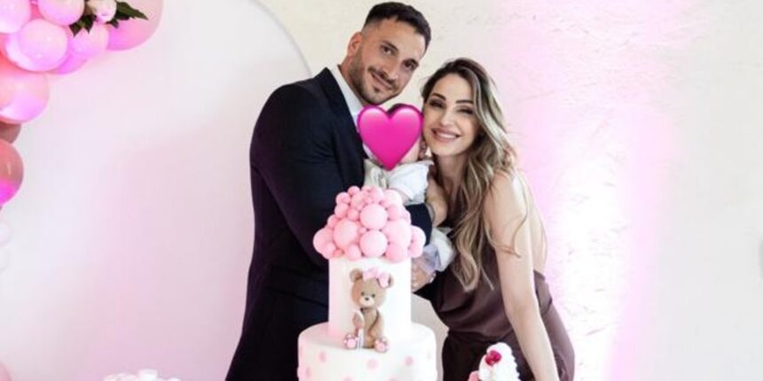 Anna Tatangelo e Giacomo Buttaroni hanno battezzato la figlia Beatrice: festa romantica tra rose, dolci e palloncini, foto - Gossip.it