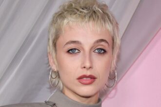 Emma Chamberlain irriconoscibile con i capelli lunghi