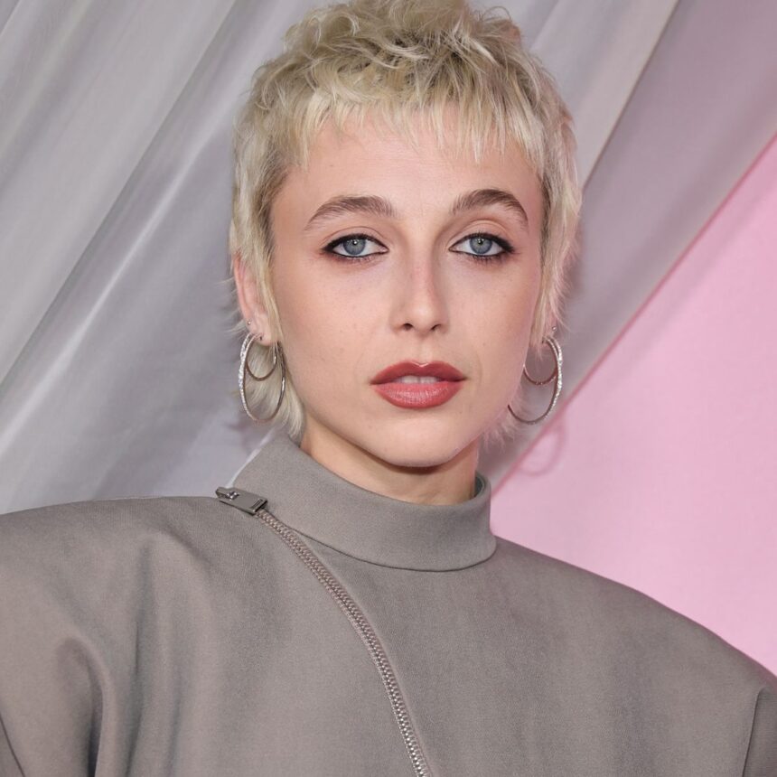 Emma Chamberlain irriconoscibile con i capelli lunghi