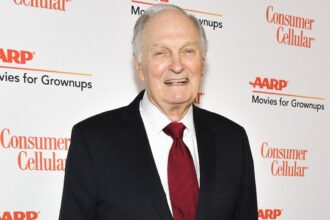 Dettagli di Alan Alda che compie 90 anni nel mezzo della battaglia contro la malattia di Parkinson