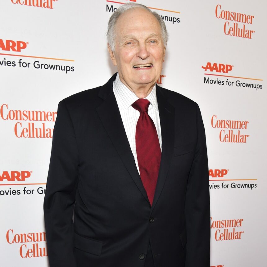 Dettagli di Alan Alda che compie 90 anni nel mezzo della battaglia contro la malattia di Parkinson