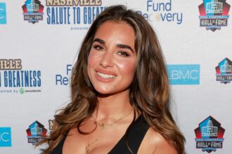 Jessie James Decker ridimensiona le protesi mammarie, troppo grandi dopo la gravidanza
