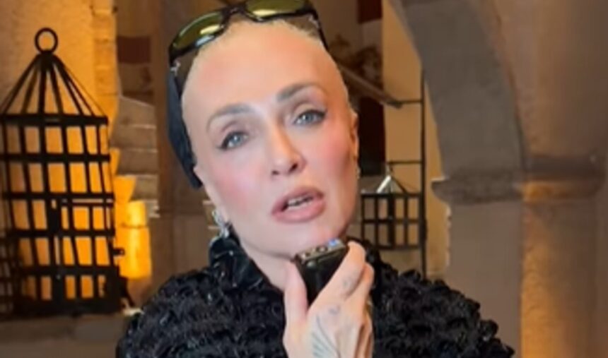 ''La sessualità non mi è mai mancata'': Paola Barale in menopausa confessa di aver iniziato la terapia degli ormoni sostitutiva - Gossip.it