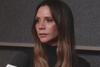 ''Ogni sera alle 18 ci riuniamo per la cena'': Victoria Beckham svela le sue regole ferree per l’educazione dei figli - Gossip.it
