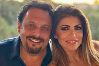 ''Flora arriva nel momento più giusto'': Enrico Brignano fa un bilancio dei 60 anni compiuti e svela in cosa l’ha cambiato la moglie - Gossip.it